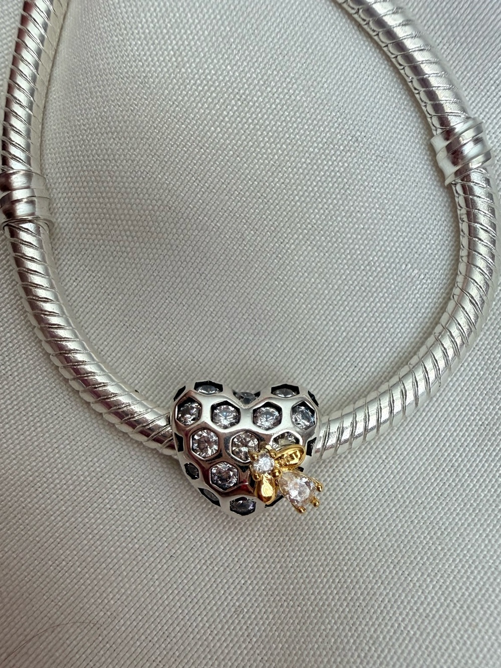 Pandora - Bridgerton Honeycomb & Bee Heart Charm